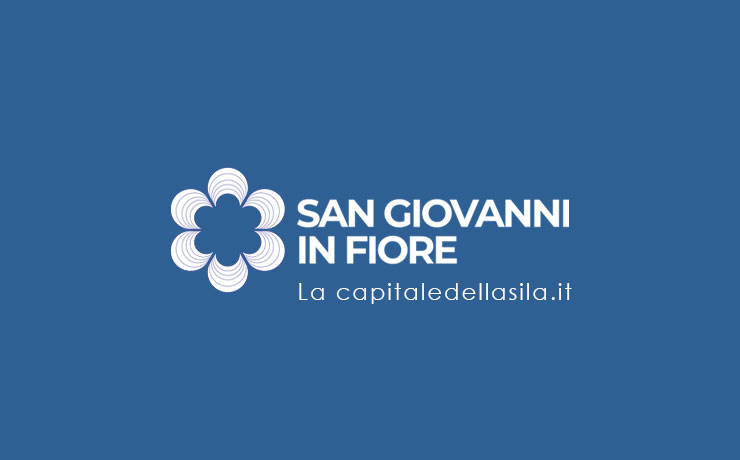 lacapitaledellasila.it — portale turistico su desktop, laptop e smartphone